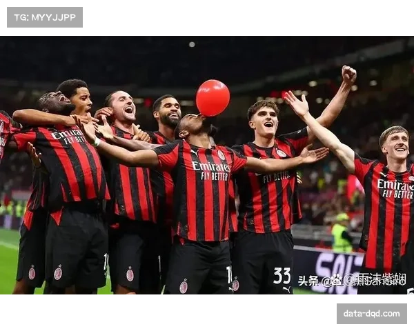 在准备主罚关键任意球前,摄像机拍到AC米兰球员在耳语交流